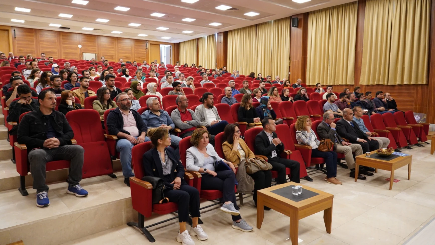 BARÜ'deki konferansta 'Nanokompozitler' konuşuldu