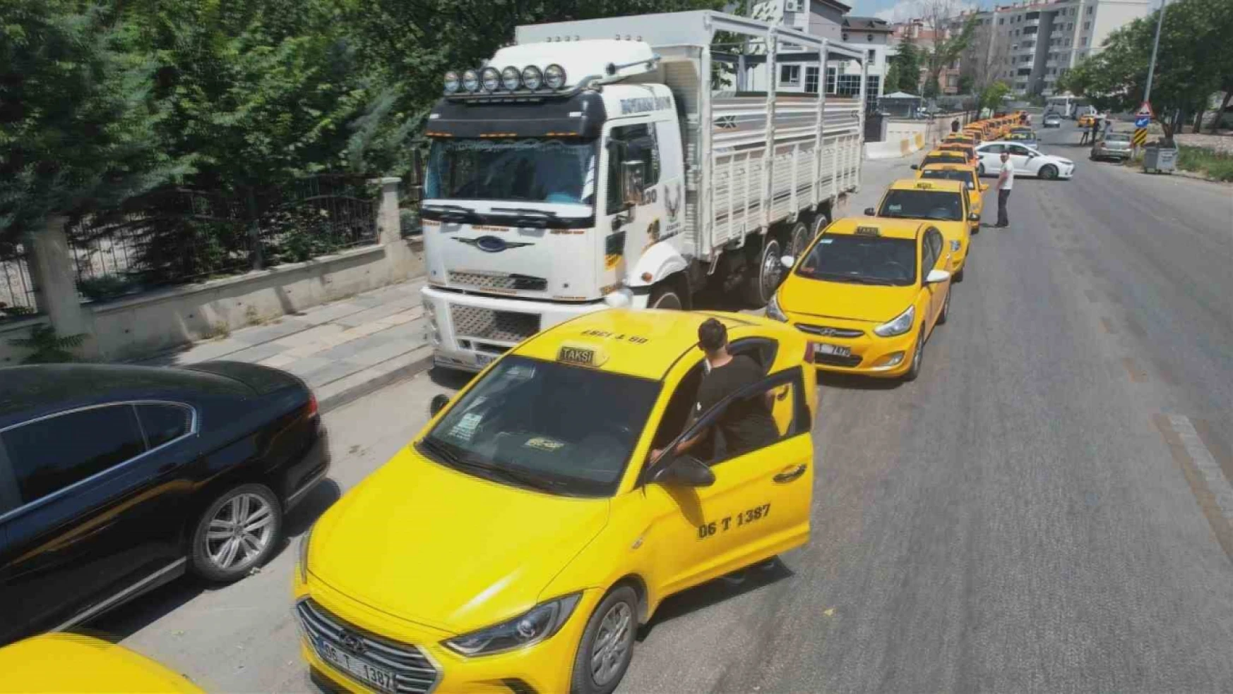 Başkent'te tarife yenilendi, taksiciler güncelleme için uzun kuyruklar oluşturdu