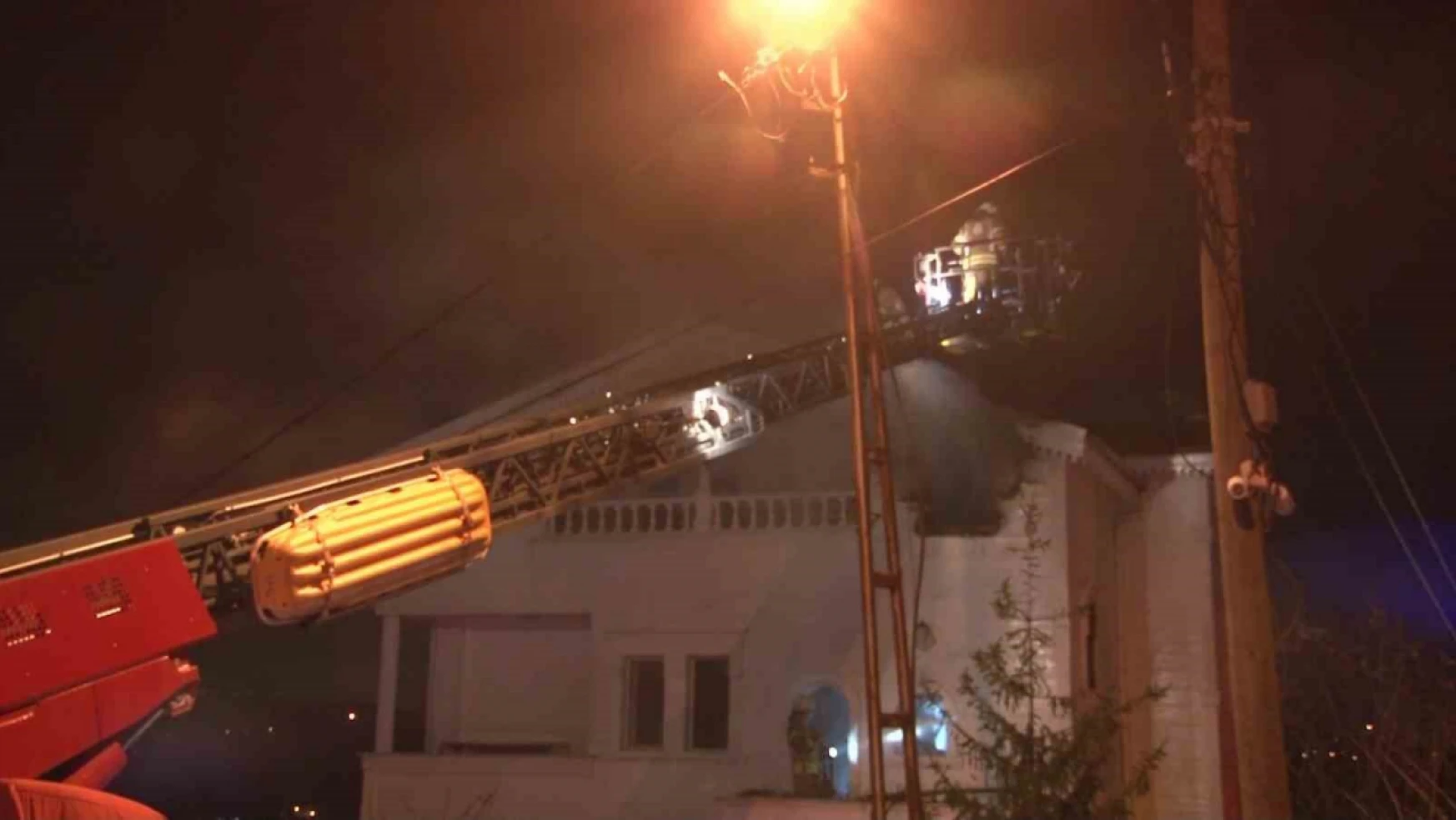 Beykoz'da 3 katlı villada yangın paniği