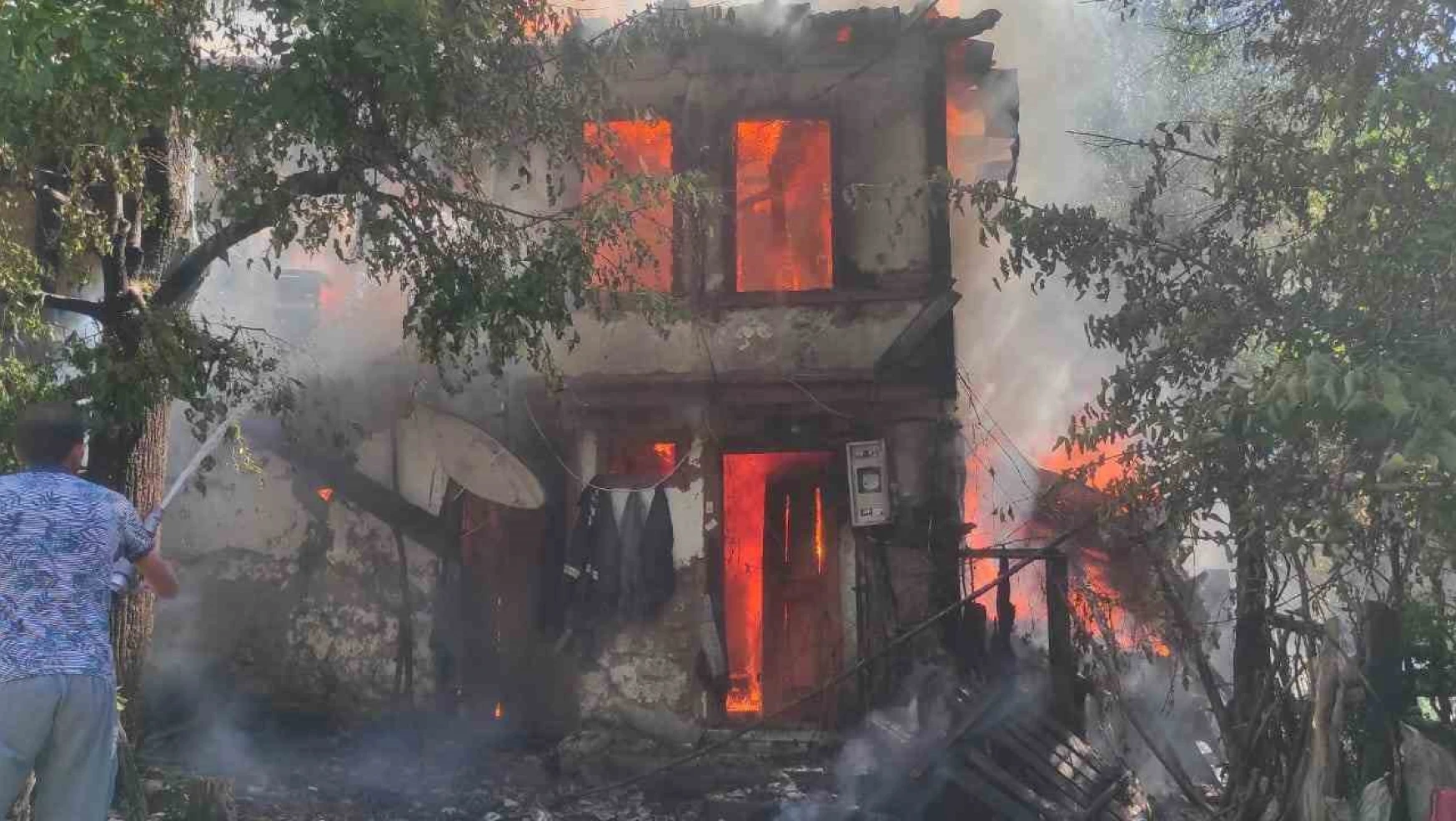 Bolu'da iki katlı ahşap ev alev alev yandı
