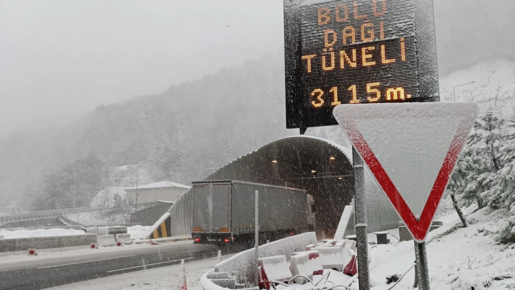 Bolu Dağı'nda yoğun kar yağışı etkili oluyor