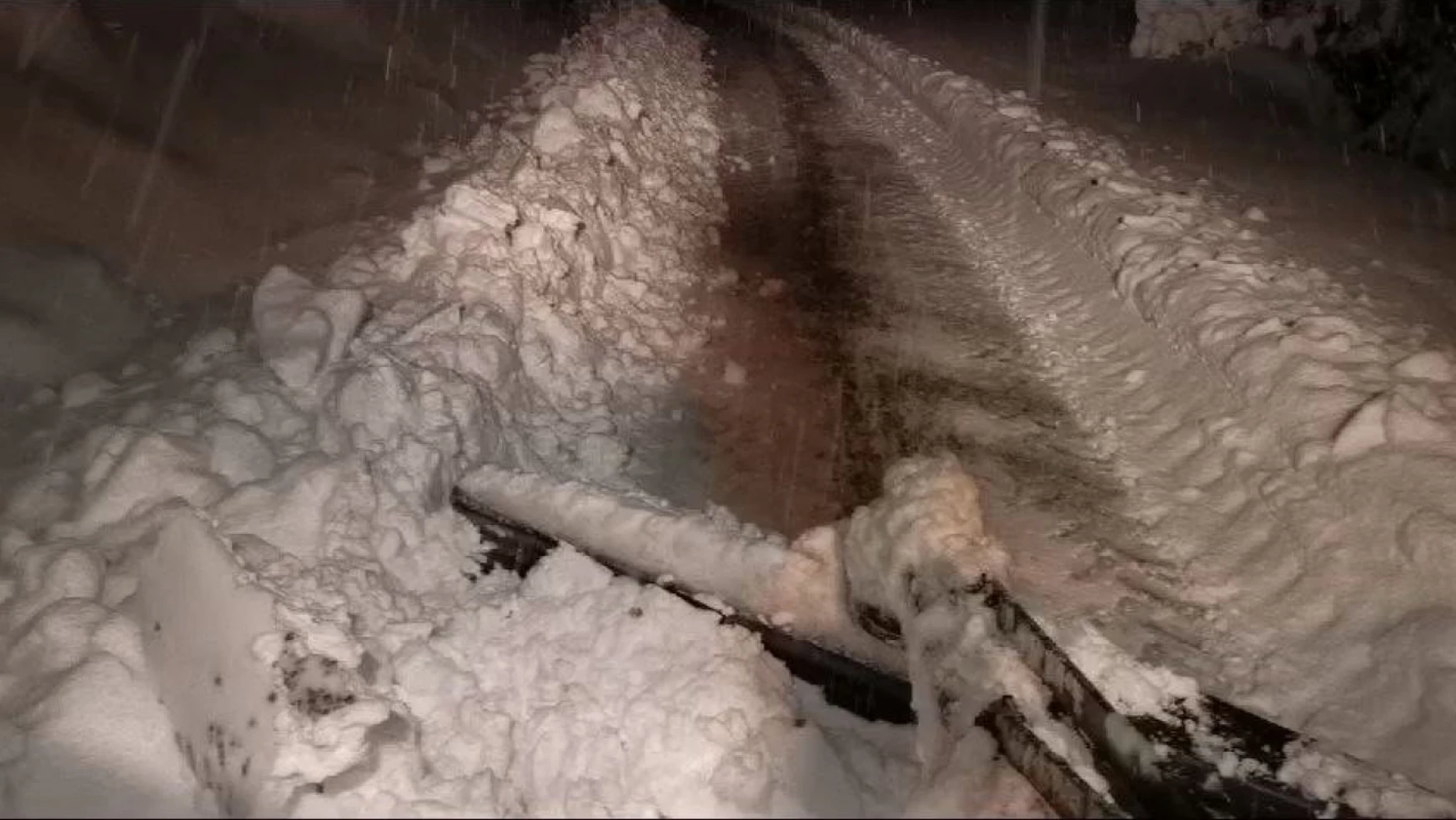 Bolu Örencik Köyü'nde kar kalınlığı 50 santimetreye ulaştı: Muhtar traktörle ekiplere destek verdi