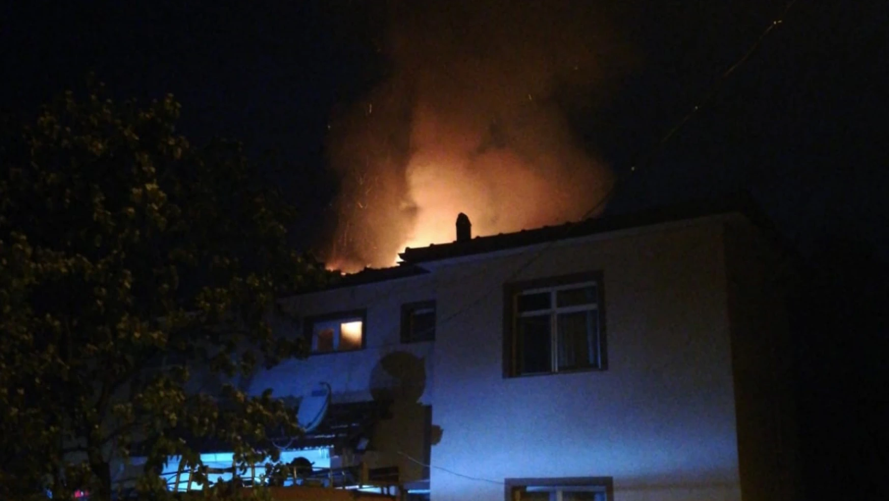 Evin çatısına düşen yıldırım yangın çıkardı