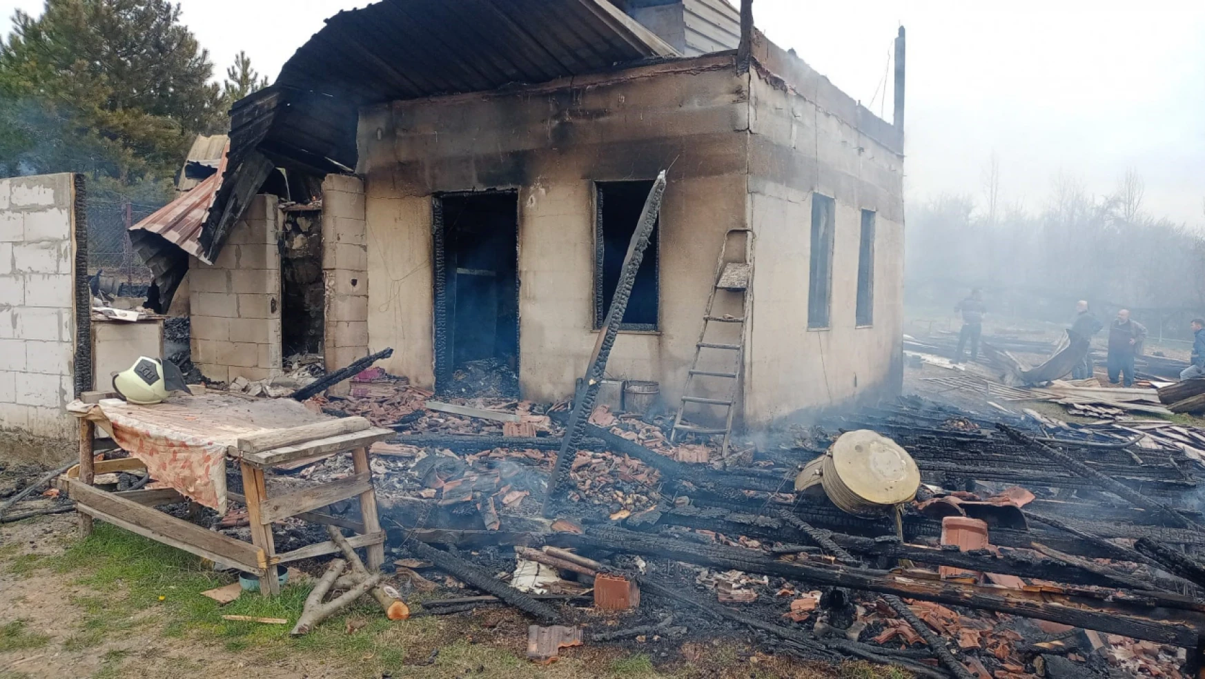 Çıkan yangın tek katlı evi kül etti