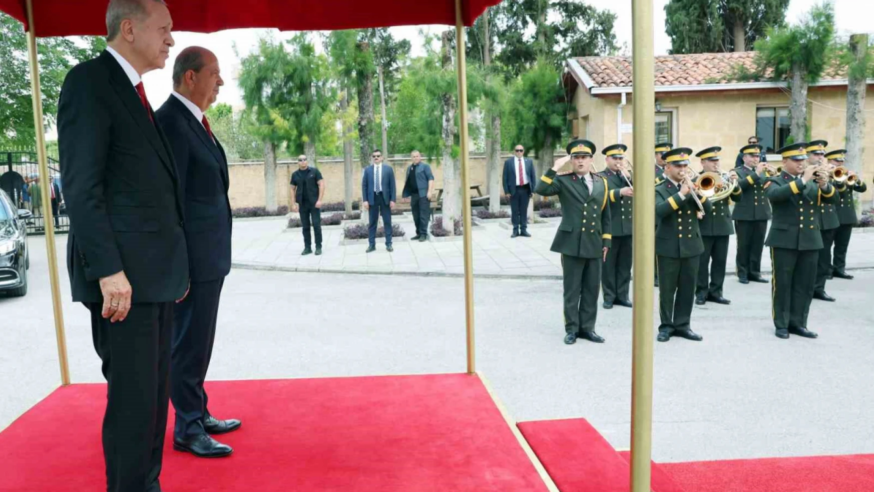 Cumhurbaşkanı Erdoğan, KKTC'de resmi törenle karşılandı