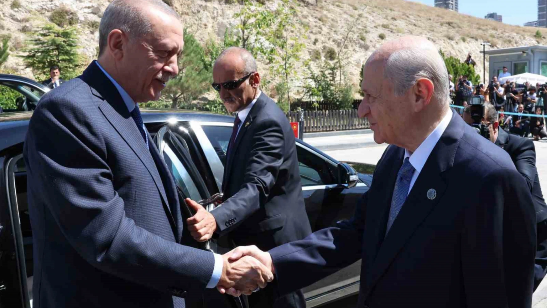 Cumhurbaşkanı Recep Tayyip Erdoğan, MHP Genel Başkanı Devlet Bahçeli'yi konutunda ziyaret ediyor.