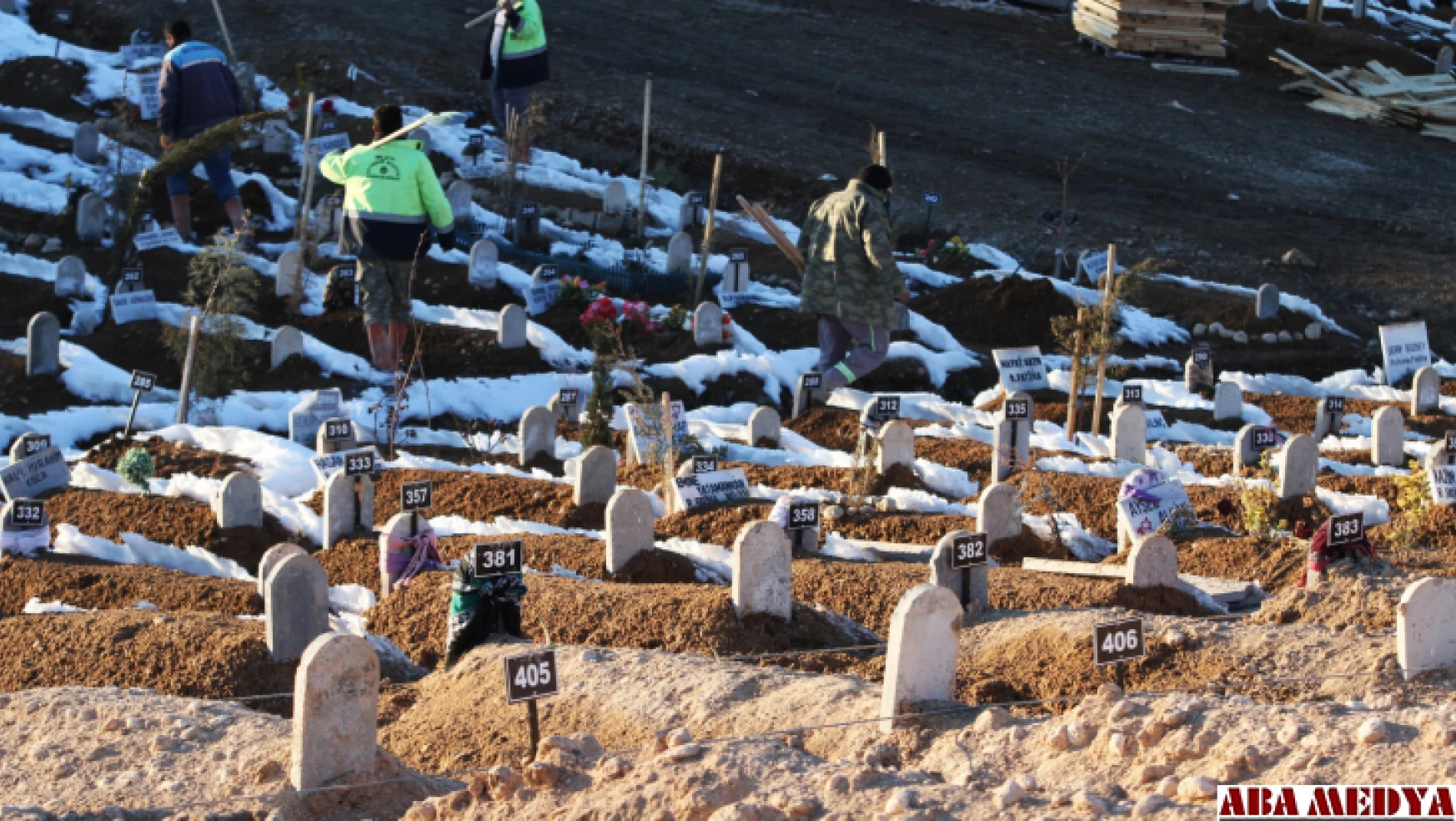 Depremde ölenlerin mezarlığında yürek yakan manzaralar 
