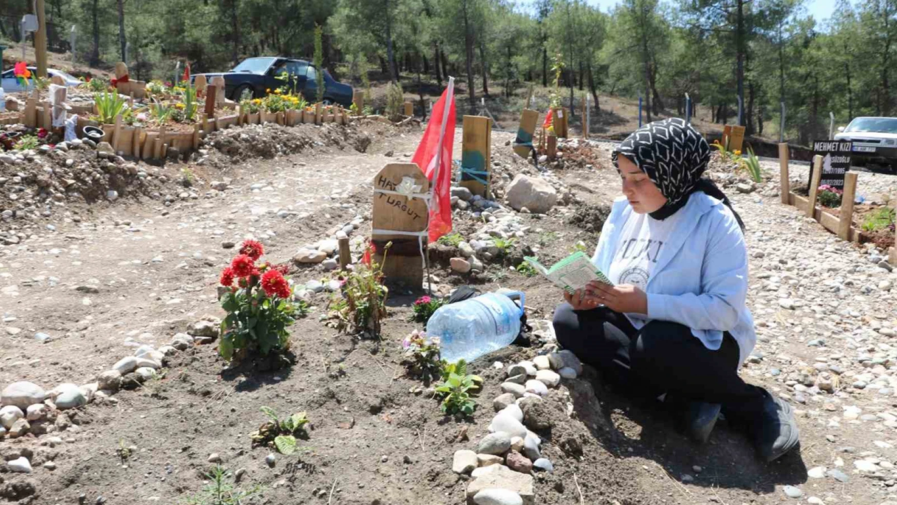 Depremin merkez üssündeki mezarlıkta buruk Anneler Günü