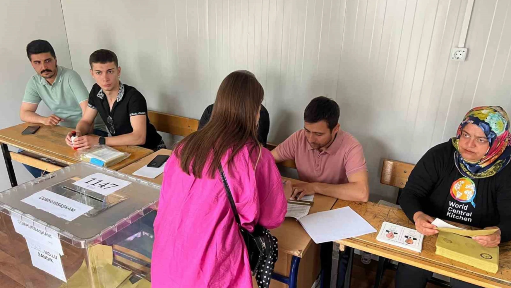 Depremin merkezi Kahramanmaraş'ta oy kullanma işlemi başladı