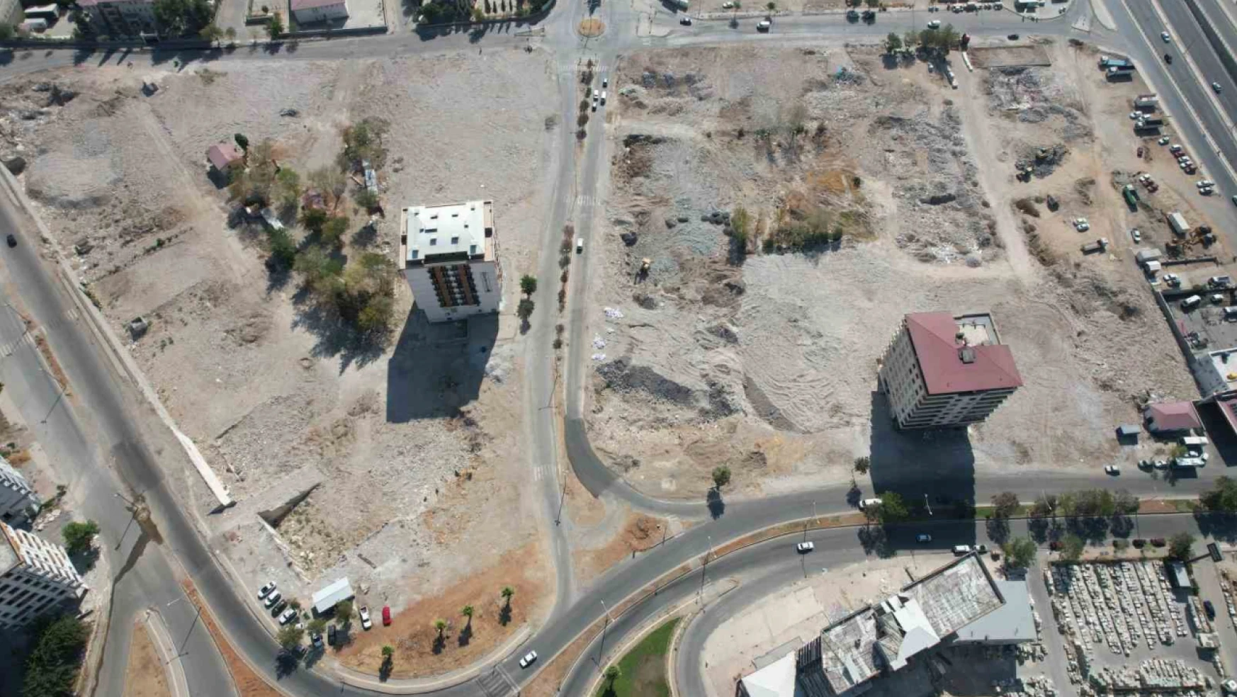 Depremin simgesi Ebrar Sitesi'nde enkaz kalmadı