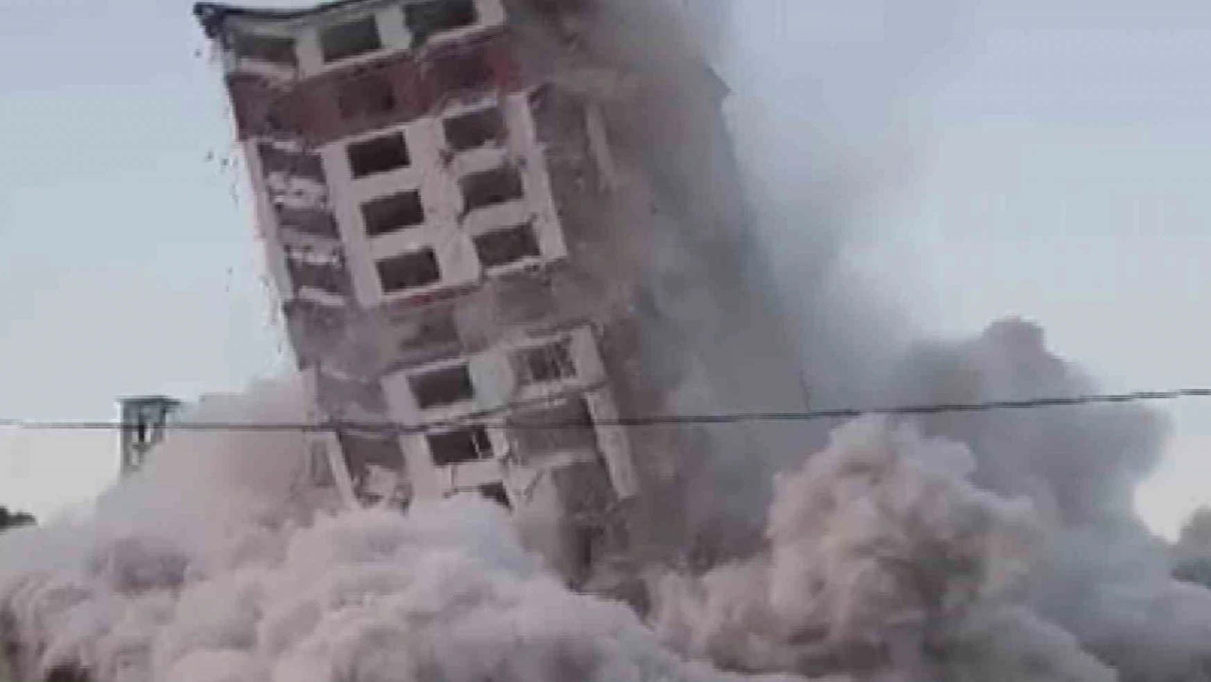 16 katlı 2 bina dinamitle patlatılarak yıkıldı