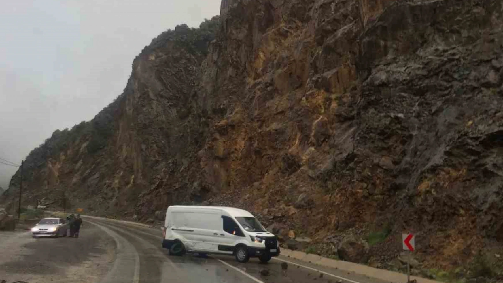 Ekmek yüklü minibüse dağdan kopan kayalar çarptı