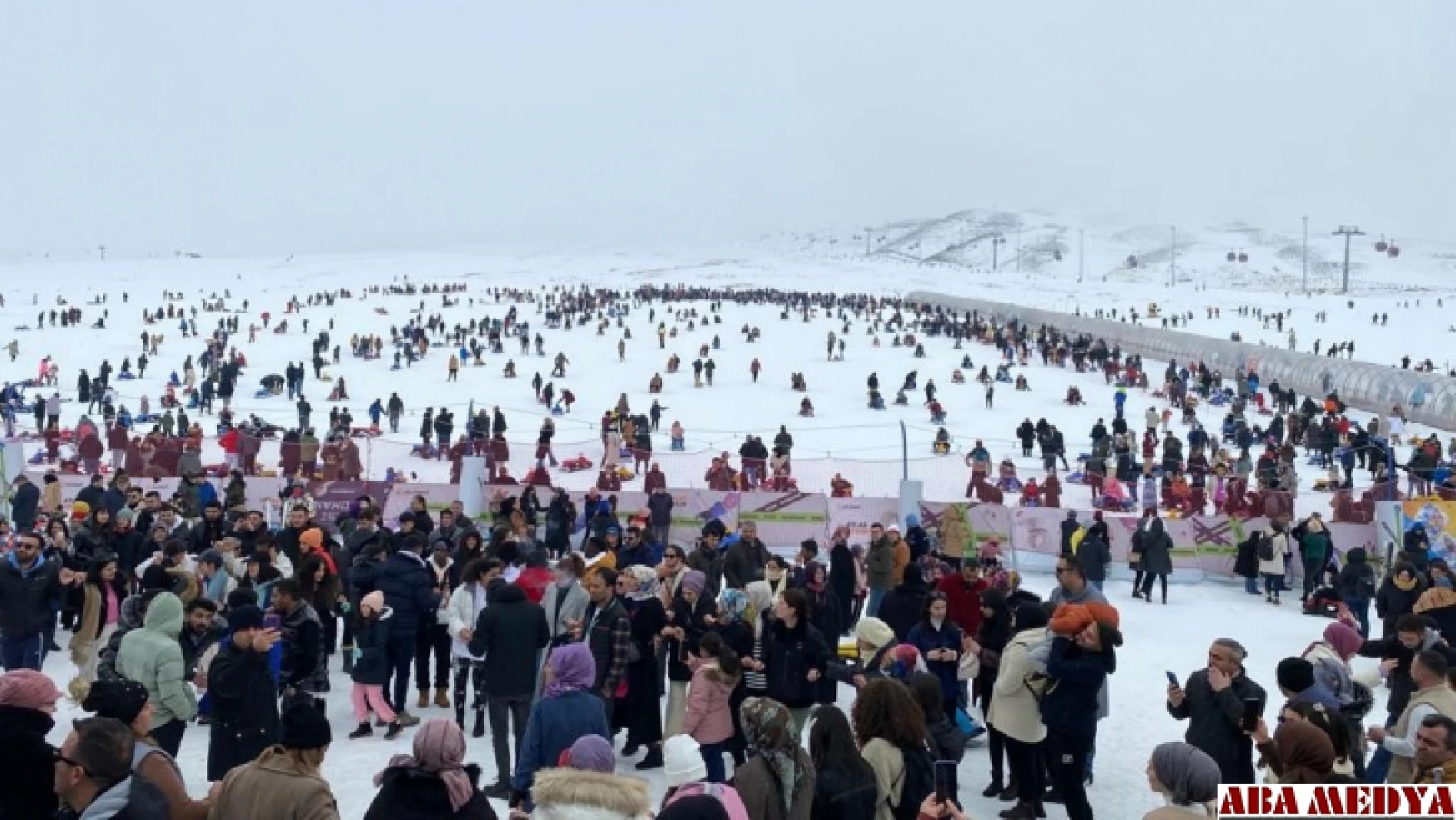 Erciyes'te kar bereketi: Binlerce turist pistleri doldurdu