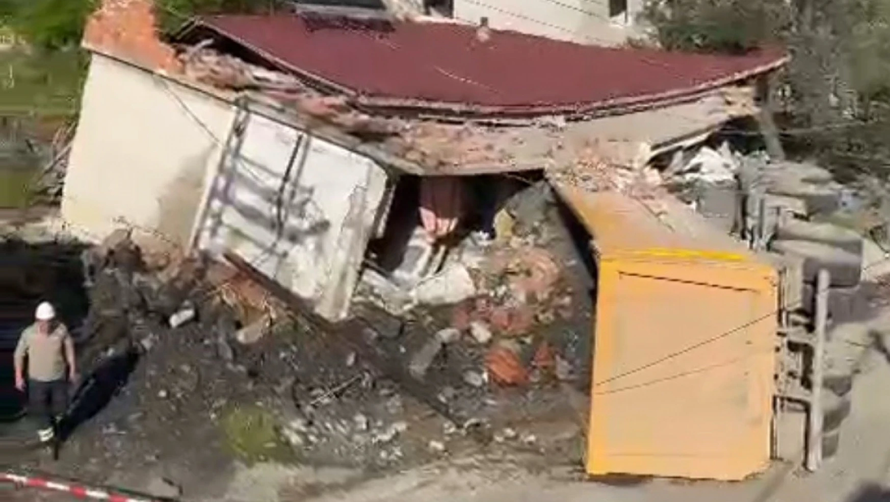 Freni patlayan taş yüklü kamyon evi yıktı