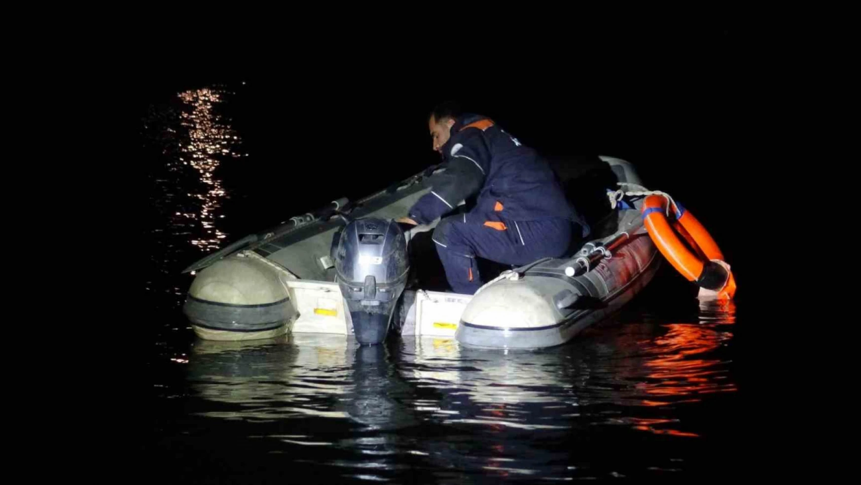 Göl ortasında özçekim yaparken tekneleri batan 4 genç ölümden döndü