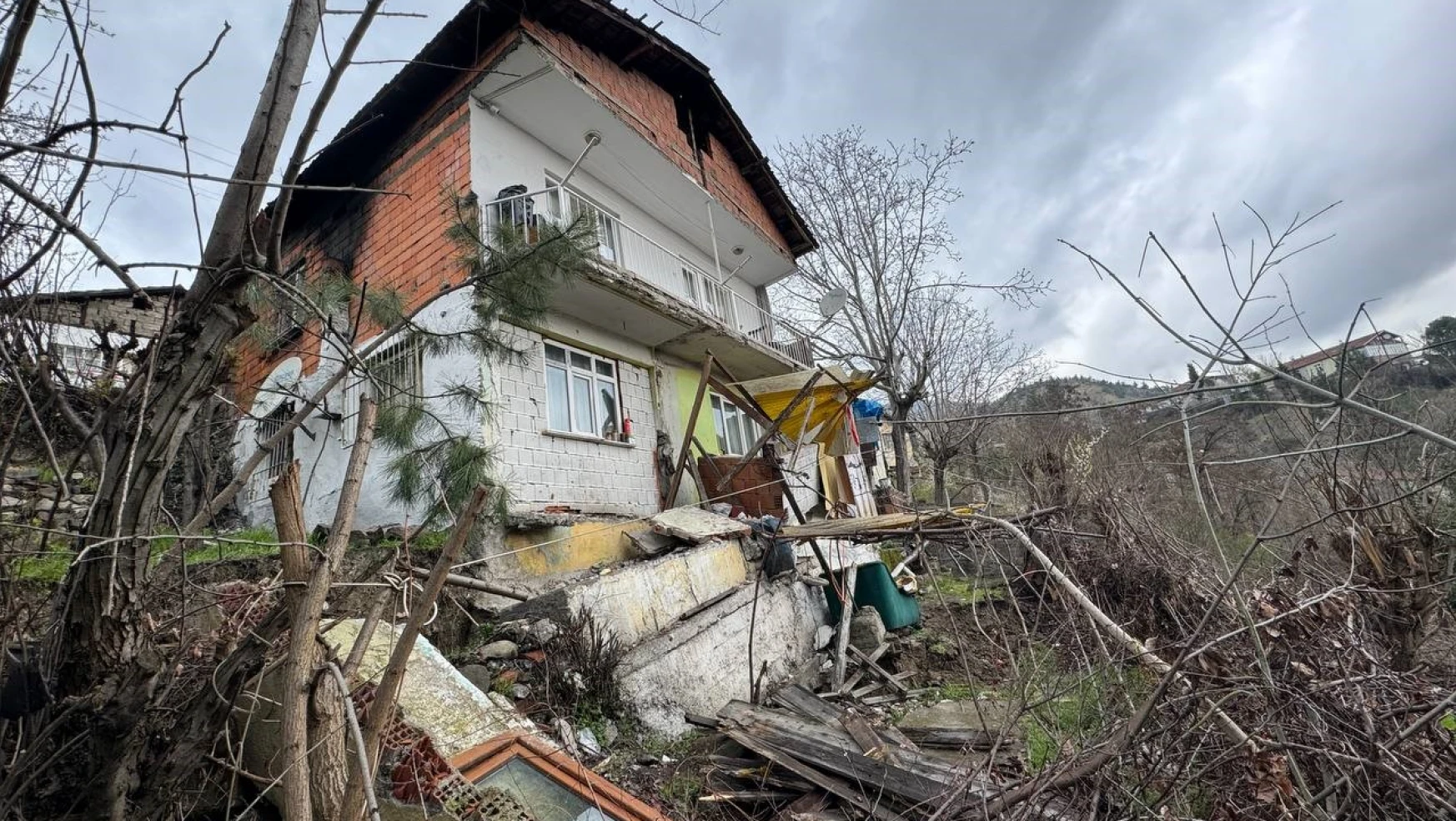 Heyelanda balkonu çöken ev boşaltıldı