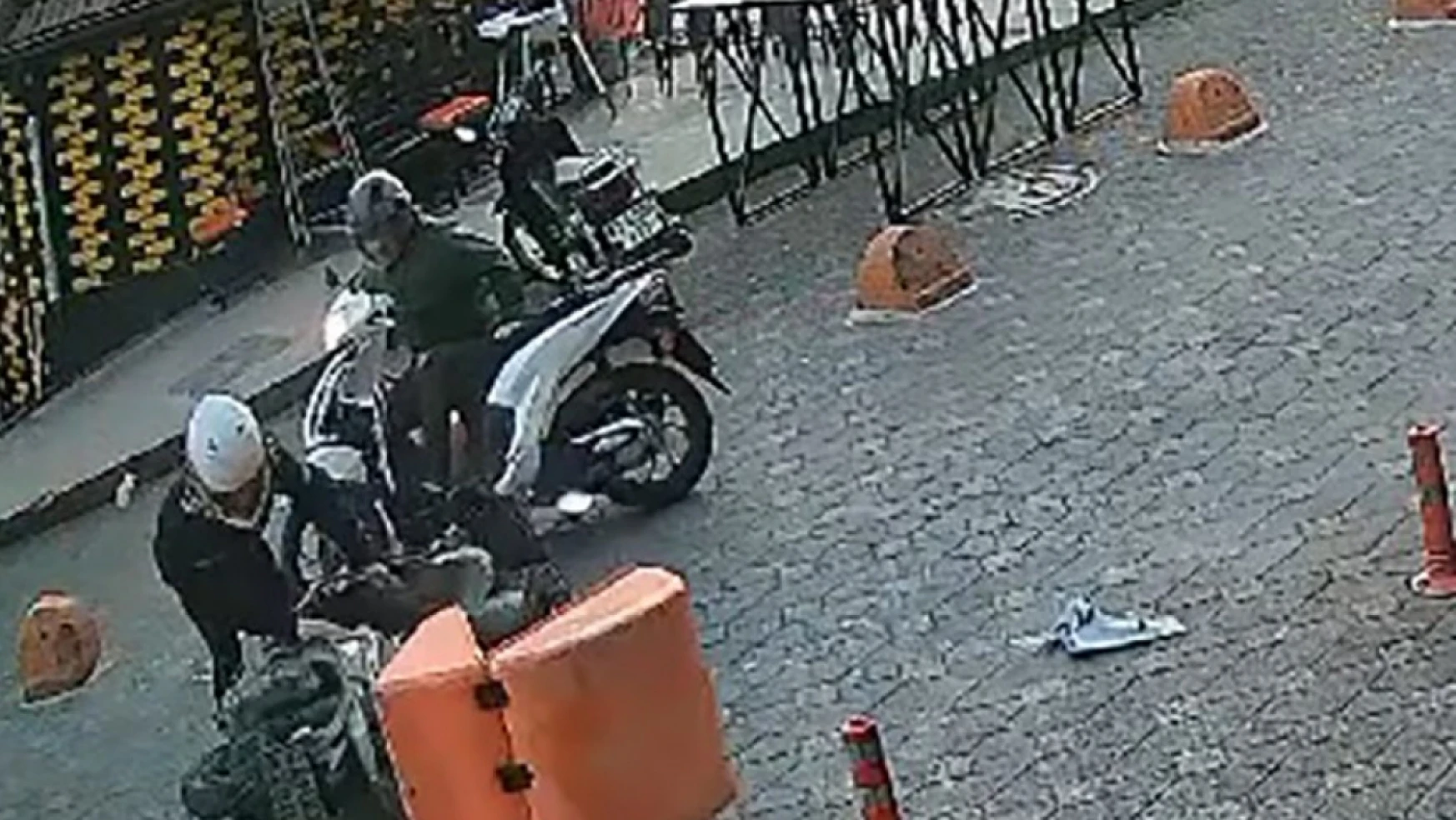 iki motosikletin çarpıştığı kaza anı güvenlik kamerasında