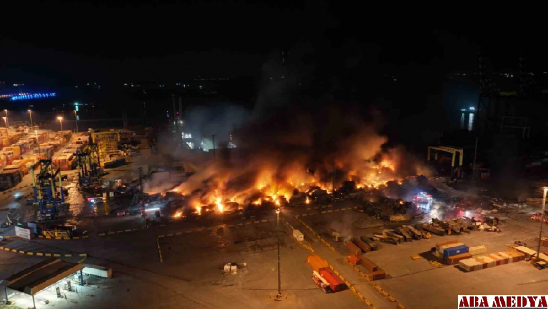 İskenderun Limanı'nda 54 saattir devam eden yangın dron ile havadan görüntülendi