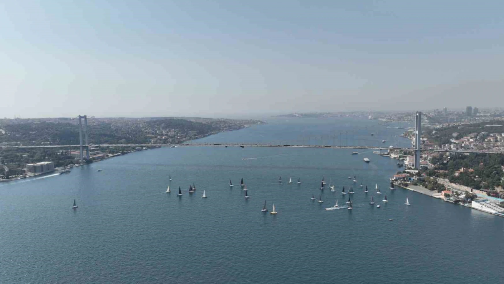 İstanbul Boğazı'nda yapılan yelkenli yarışı kartpostallık görüntüler oluşturdu