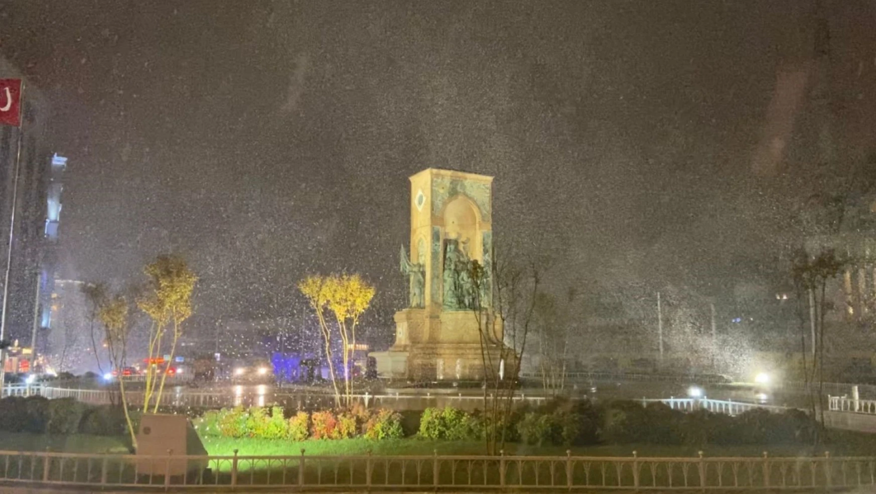 İstanbul'da mevsimin ilk kar yağışı etkili olmaya başladı