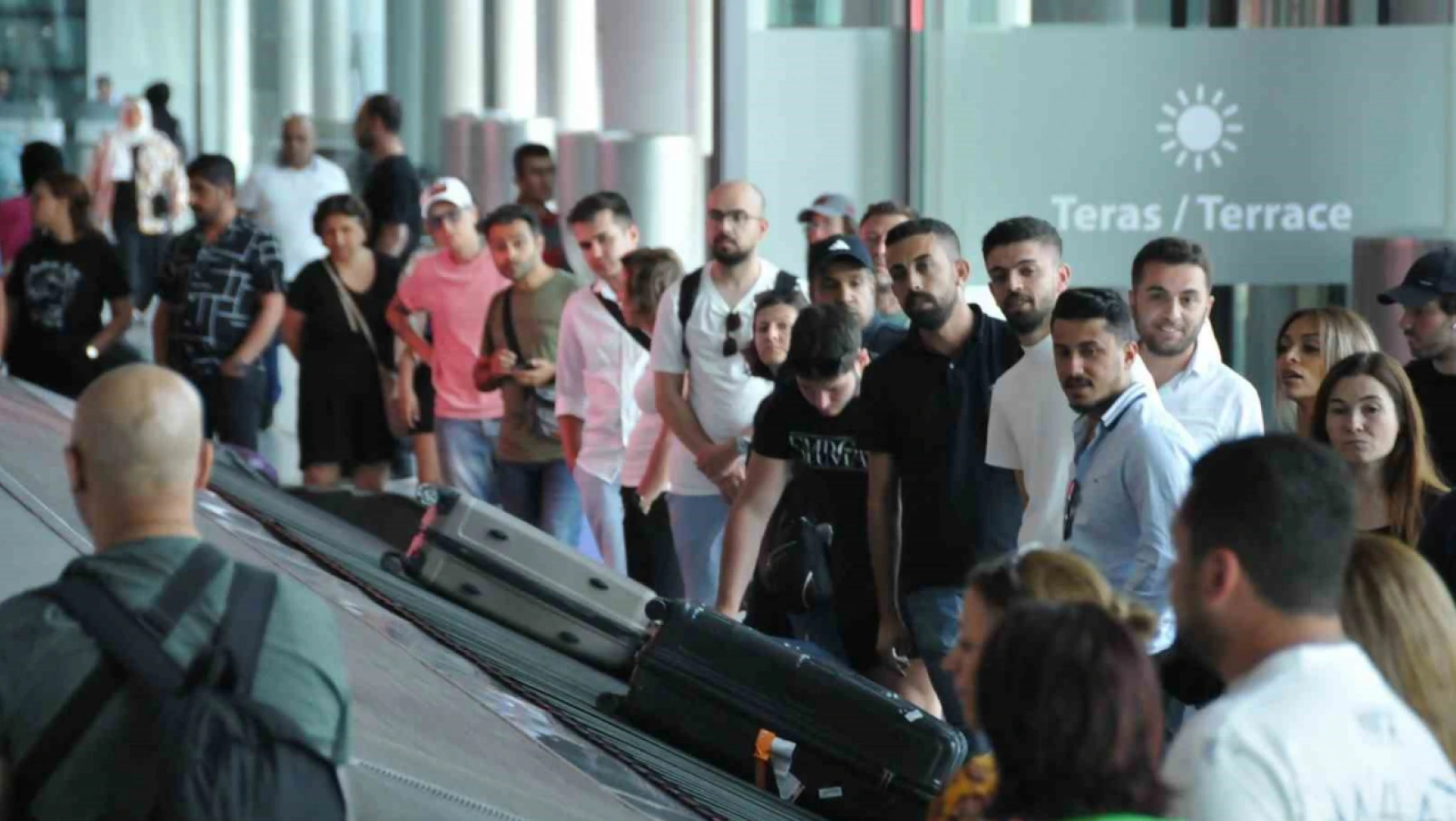 İstanbul Havalimanı'nda bayram dönüşü yoğunluğu sürüyor
