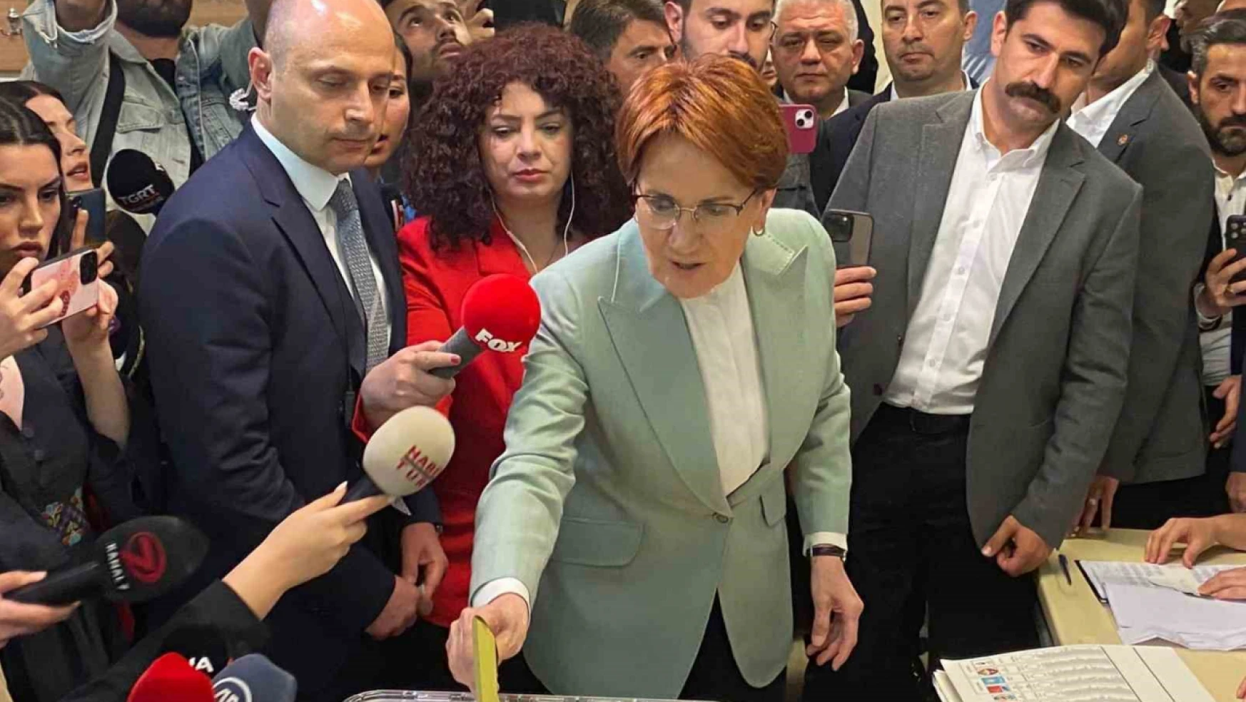 İYİ Parti Genel Başkanı Akşener oyunu Üsküdar'da kullandı
