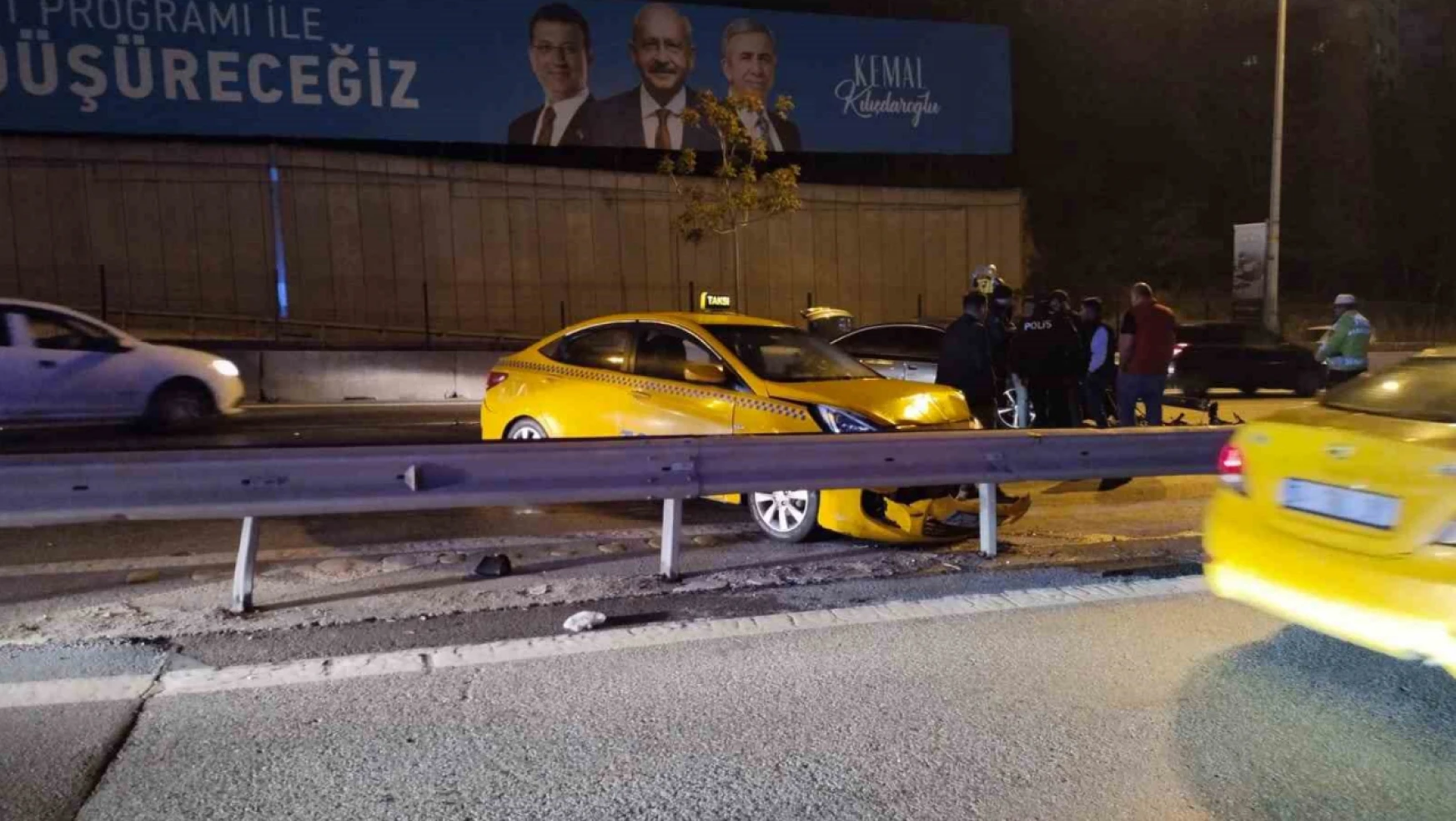 Kadıköy'de E-5'i kilitleyen zincirleme kaza: 2 yaralı