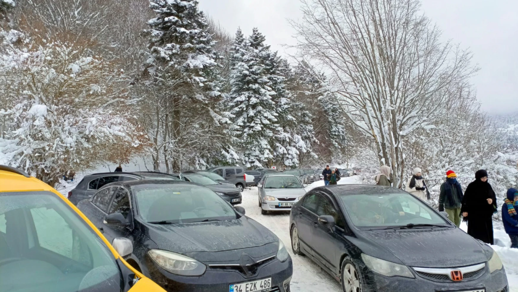 Kar yağdı, tatilciler Abant'a akın etti