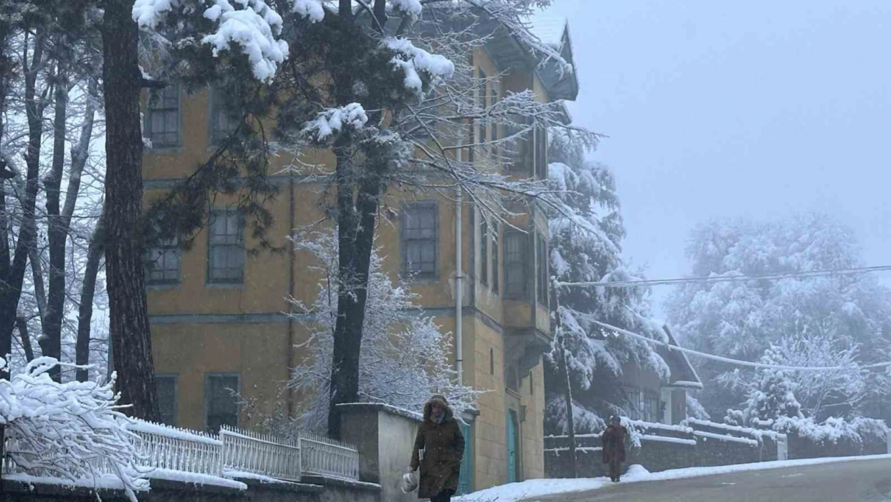 Karabük'te araçlar ve binalar karla kaplandı