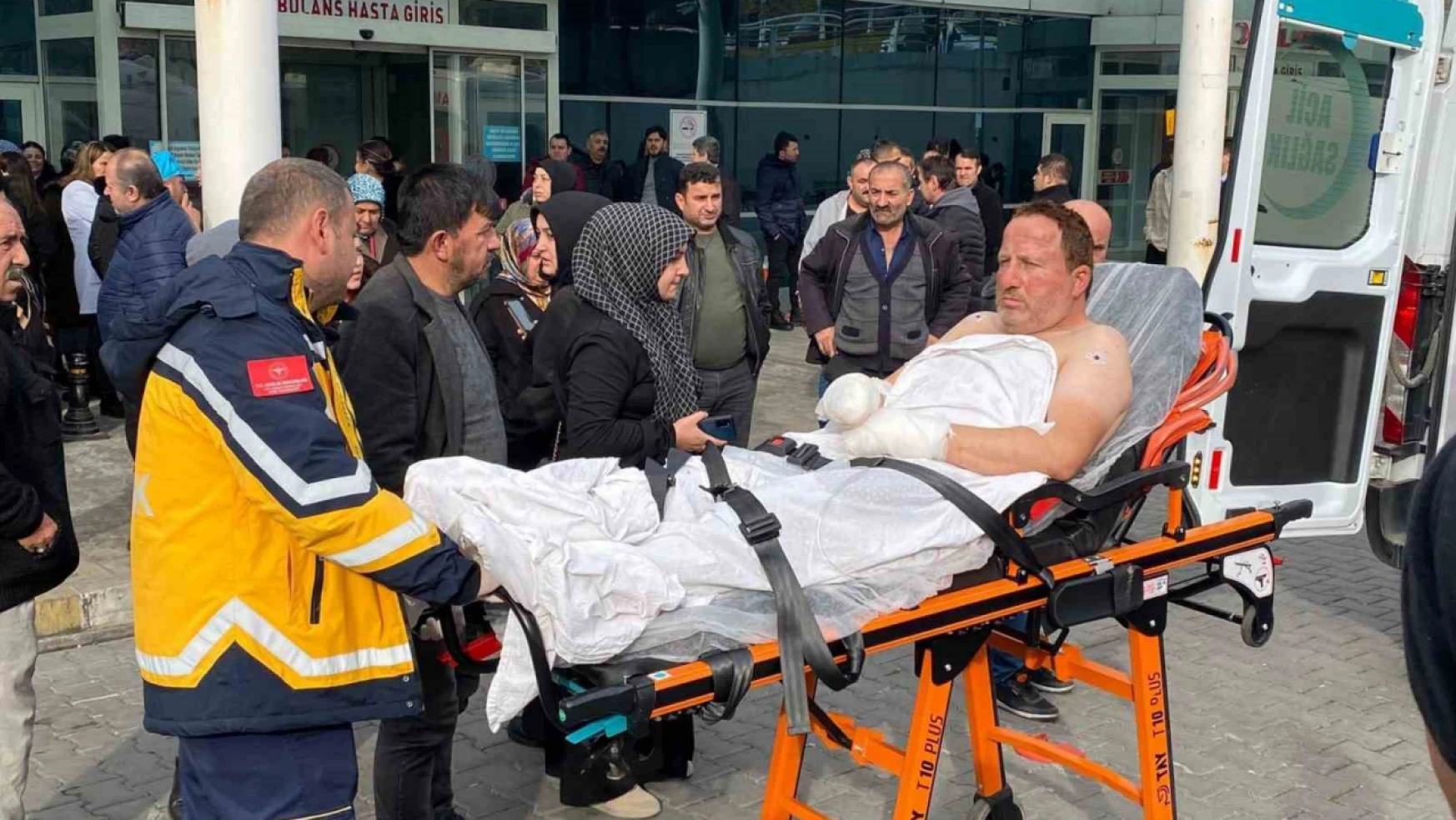 Karabük'te iki ev alevlere teslim oldu: 1 yaralı