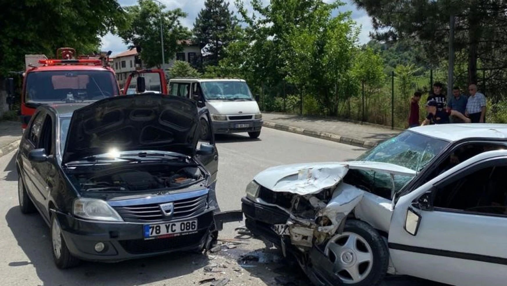 Karabük'te iki otomobil çarpıştı: 5 yaralı