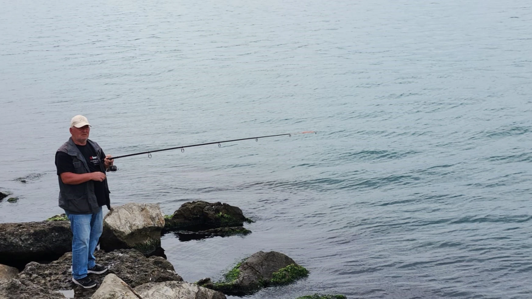 Karadeniz Ereğli'de olta balıkçılarının balık mesaisi