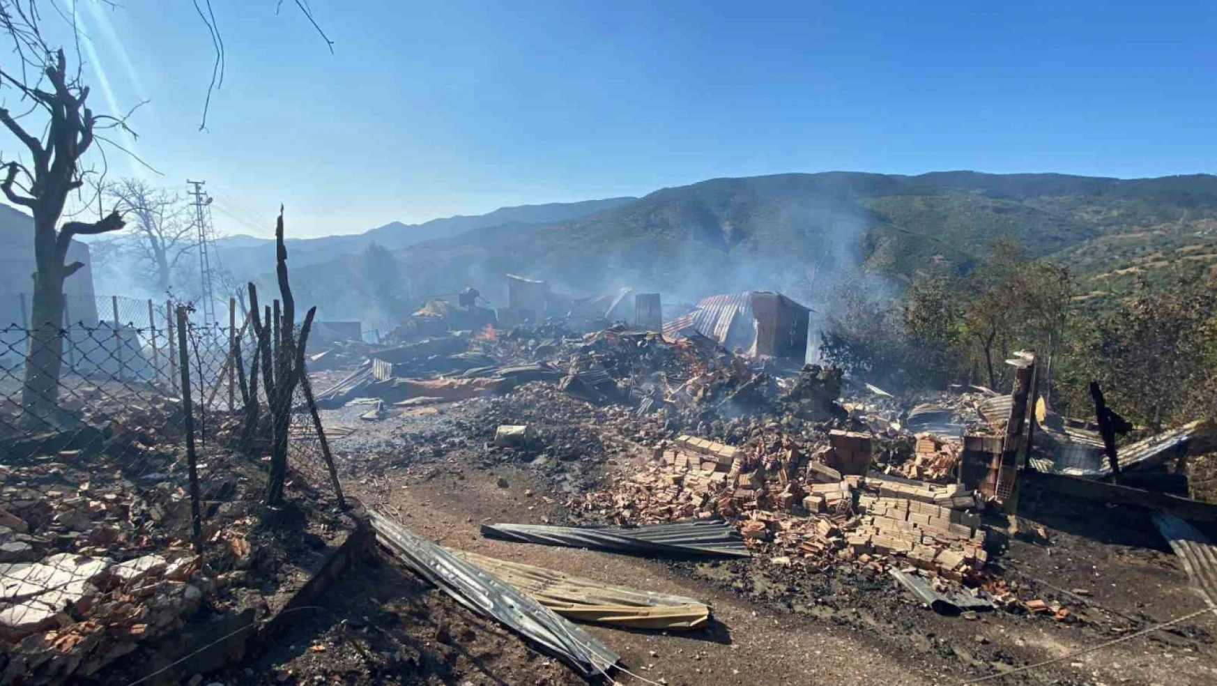 Kastamonu'da 10 ev, 3 ahır yandı