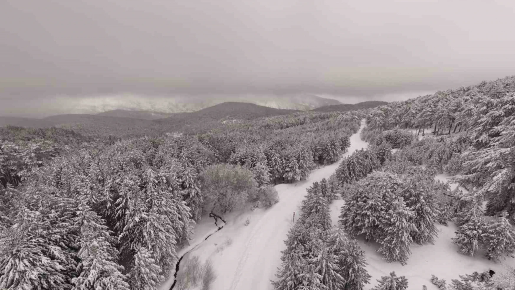 Kazdağı Milli Parkı'nda kar manzaraları dron ile görüntülendi