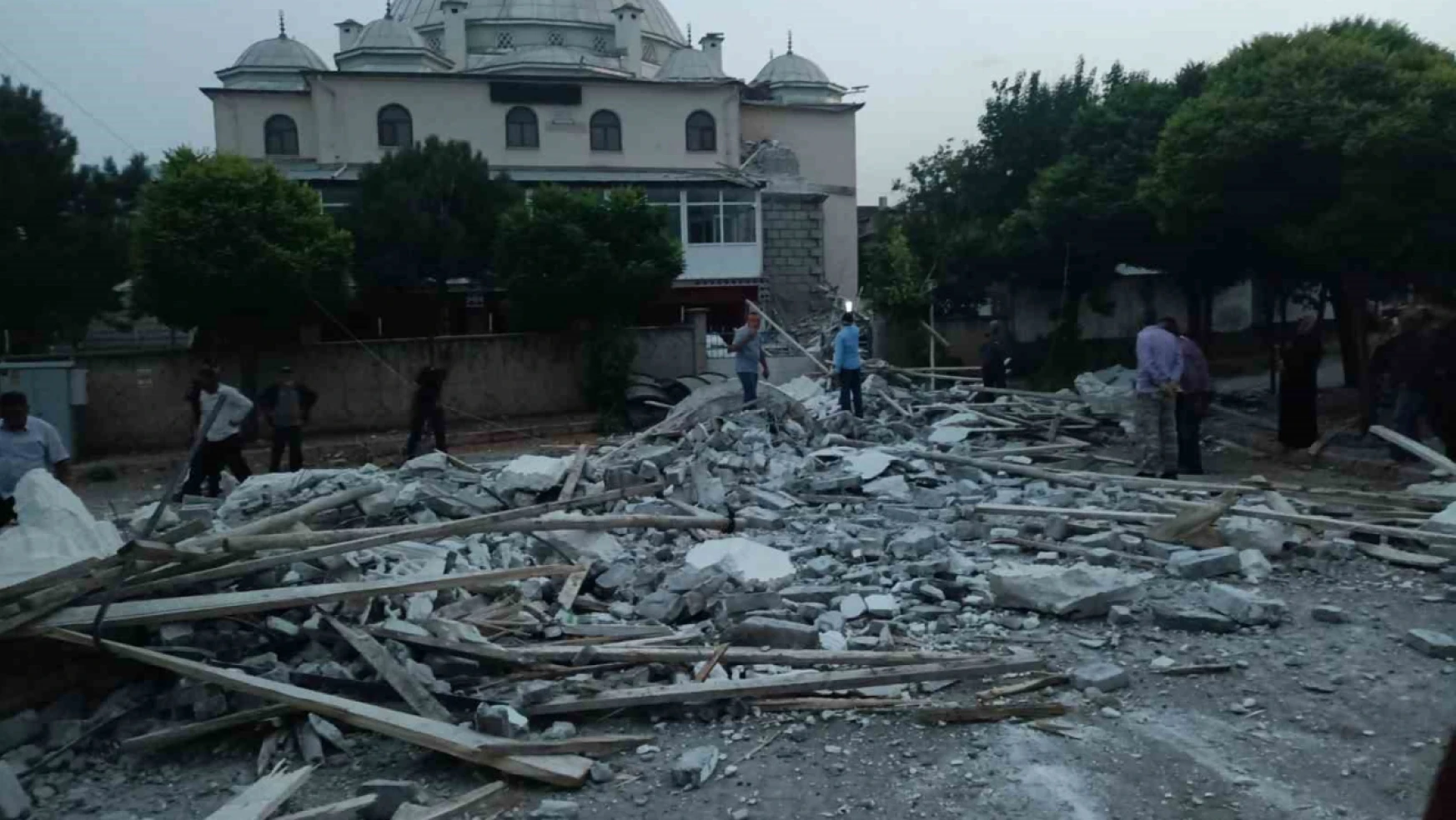 Kırıkkale'de şiddetli rüzgar caminin minaresini yıktı