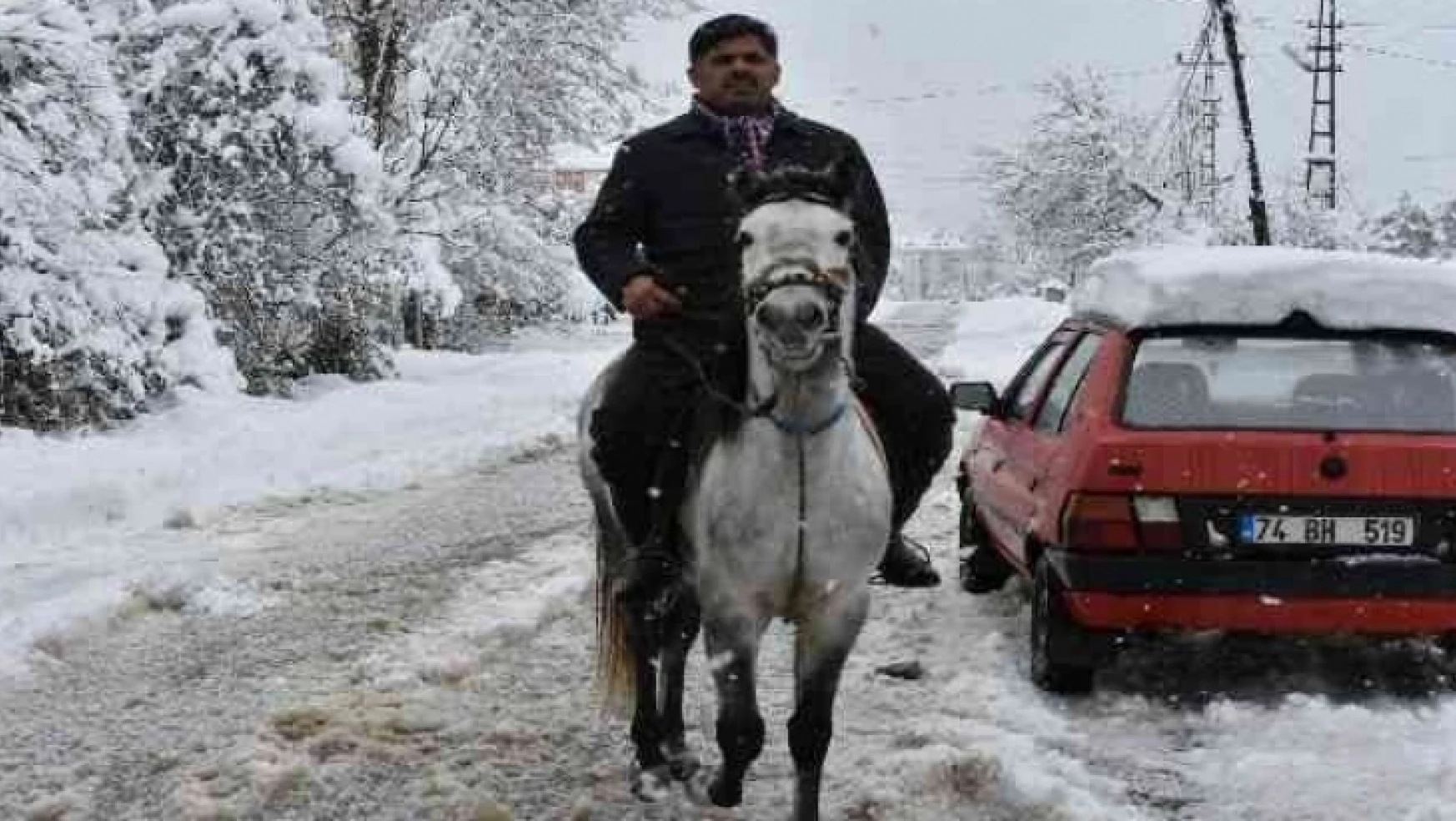 Kış esaretinde ulaşımını atı ile sağlıyor