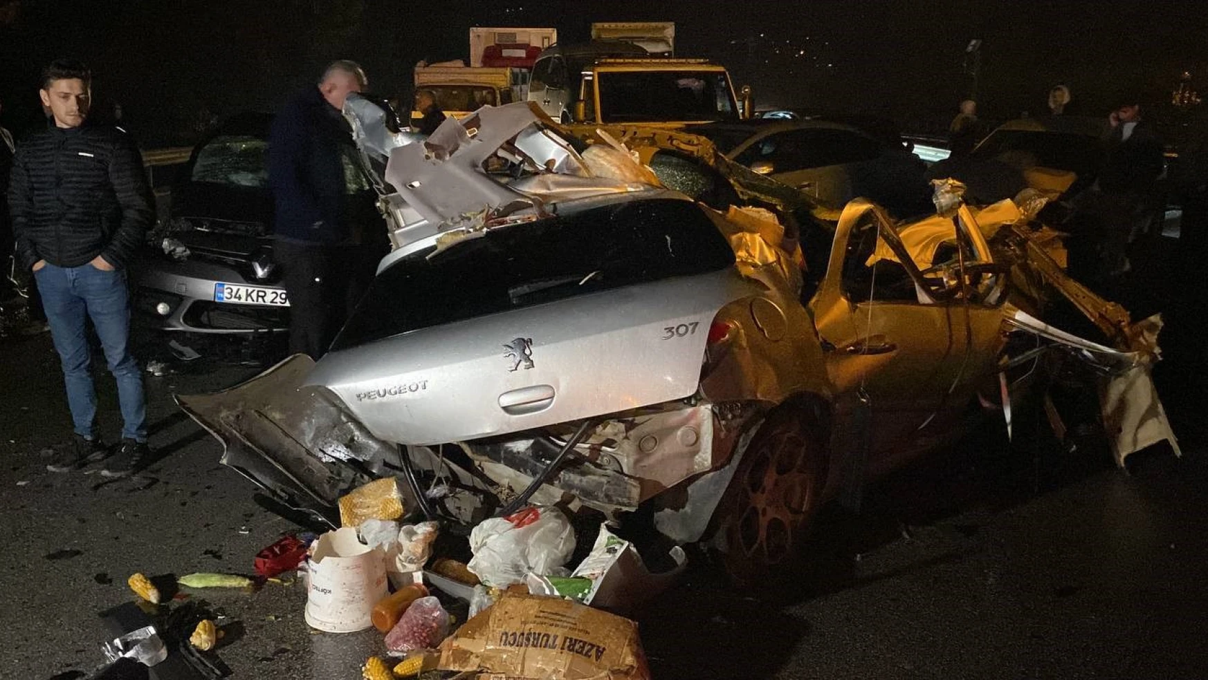 Kocaeli'de ortalık savaş alanına döndü: 26 araç kazaya karıştı, 13 kişi yaralandı
