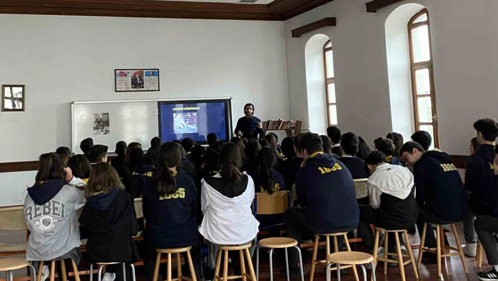 Lise öğrencilerine üniversiteden 'Türk Ebrusu' sunumu yapıldı