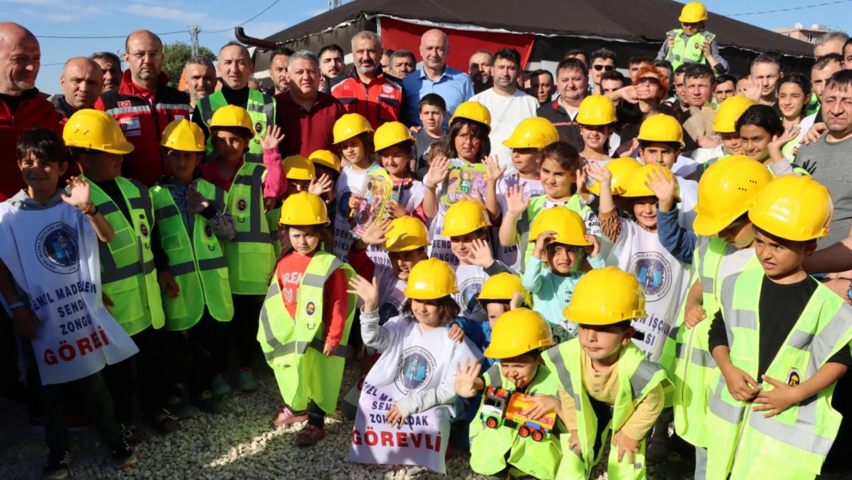 Madenciler, Hatay'da depremzede çocuklarla bir araya geldi