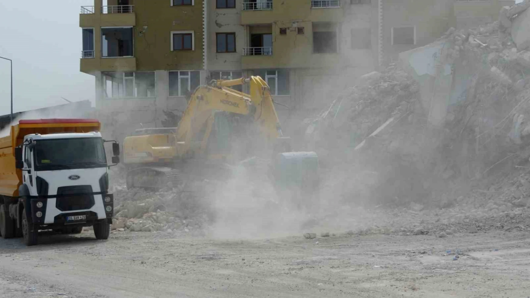 Malatya'da ağır hasarlı binaların yıkımı devam ediyor