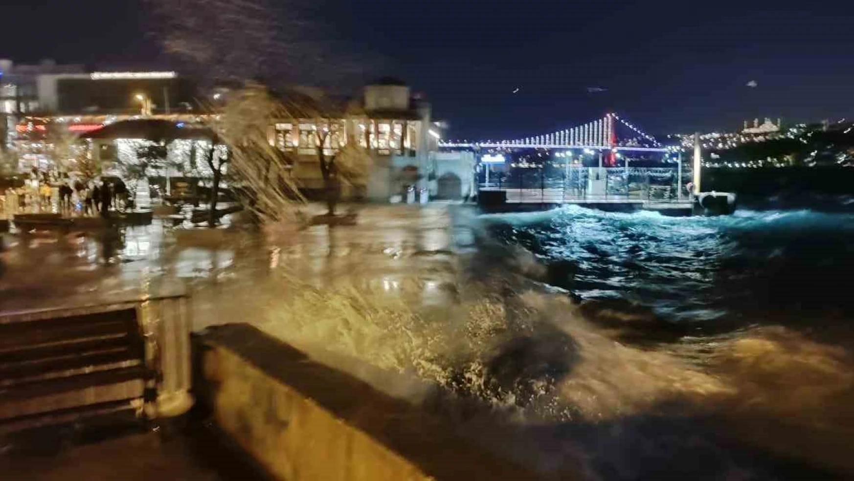 Marmara Denizi'nde fırtına: Dalgalar 3 metreye ulaştı, seferler iptal edildi