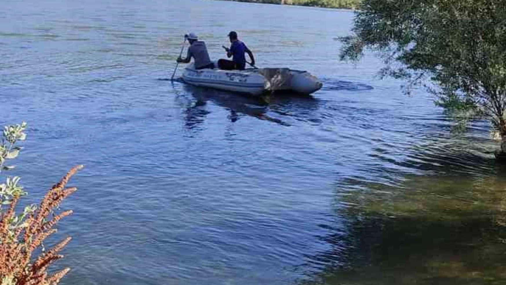 Murat Nehri'nde suların yükselmesiyle mahsur kalanlar kurtarıldı