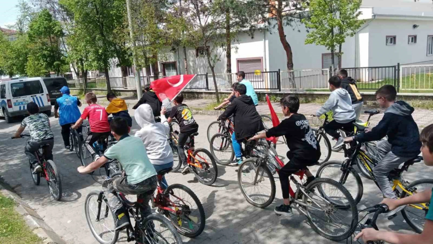 Öğrencilerden bisikletle '19 Mayıs' turu