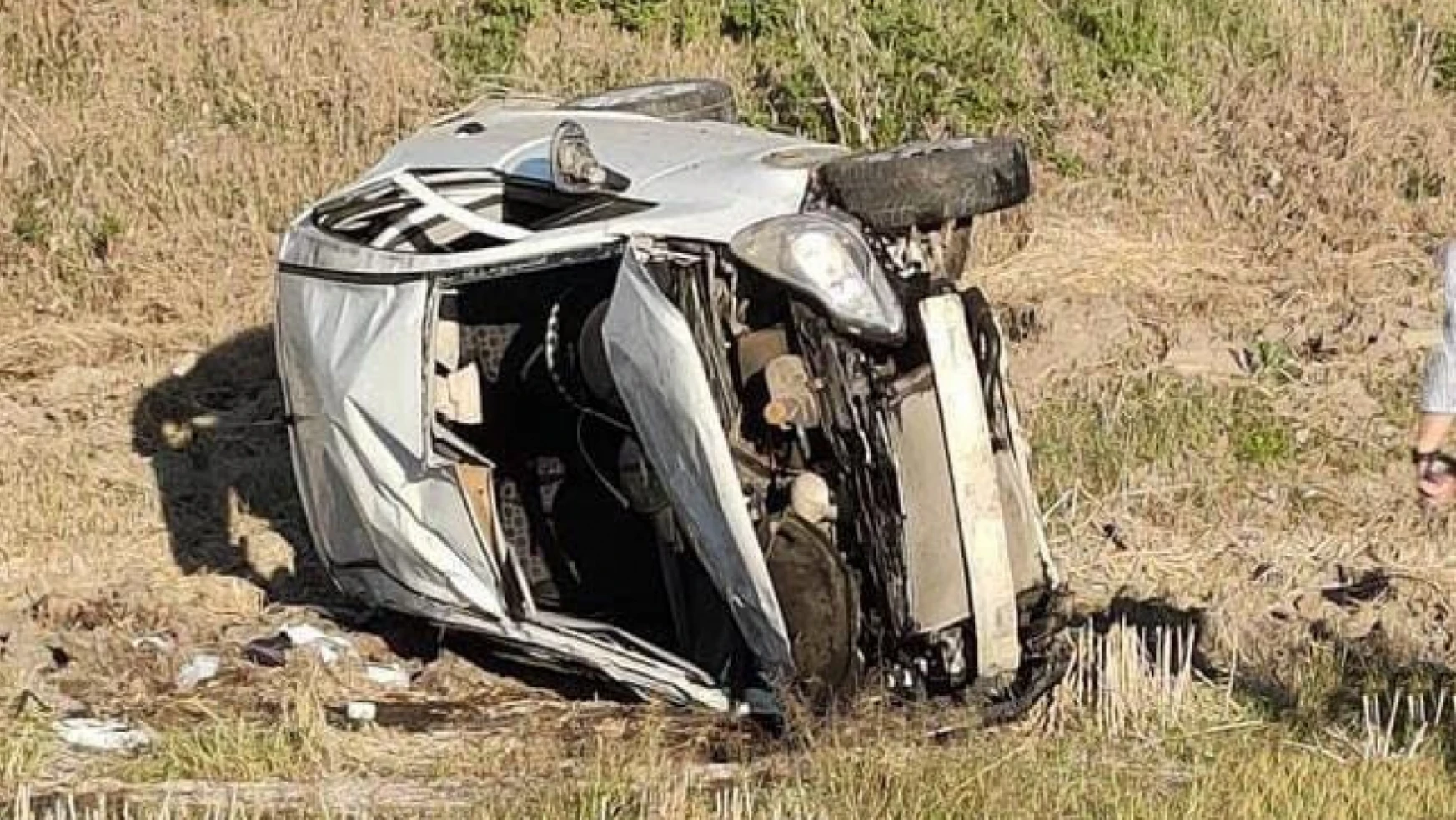 Otomobil tarlaya uçtu: 18 yaşındaki genç hayatını kaybetti