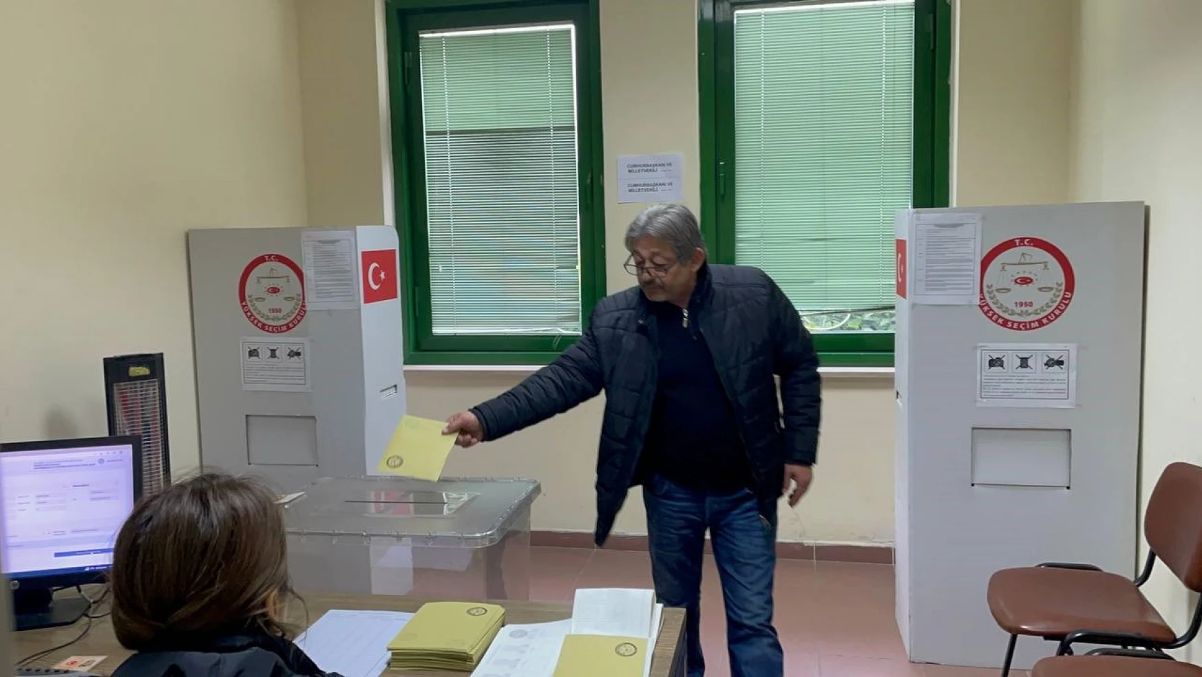 Saltukova Havalimanı'nda oy kullanma işlemi başladı