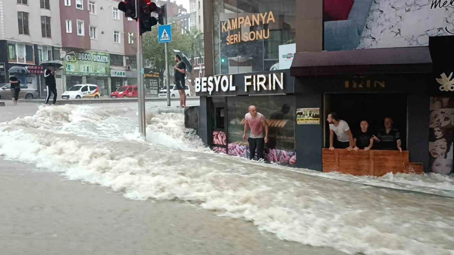 Samsun'da şehir sel sularıyla doldu