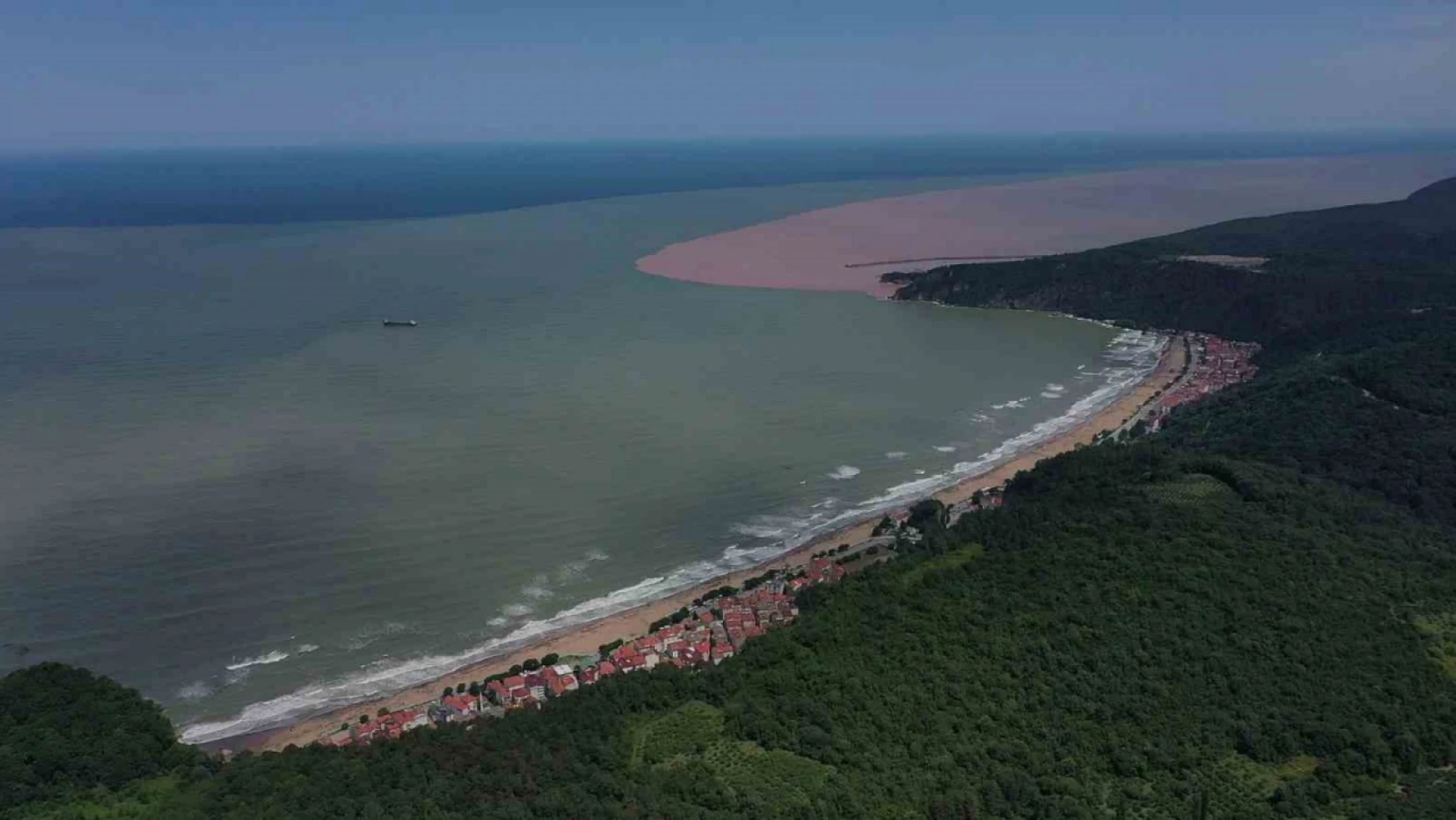 Sel sonrası sahilde oluşan kirlilik dron ile görüntülendi