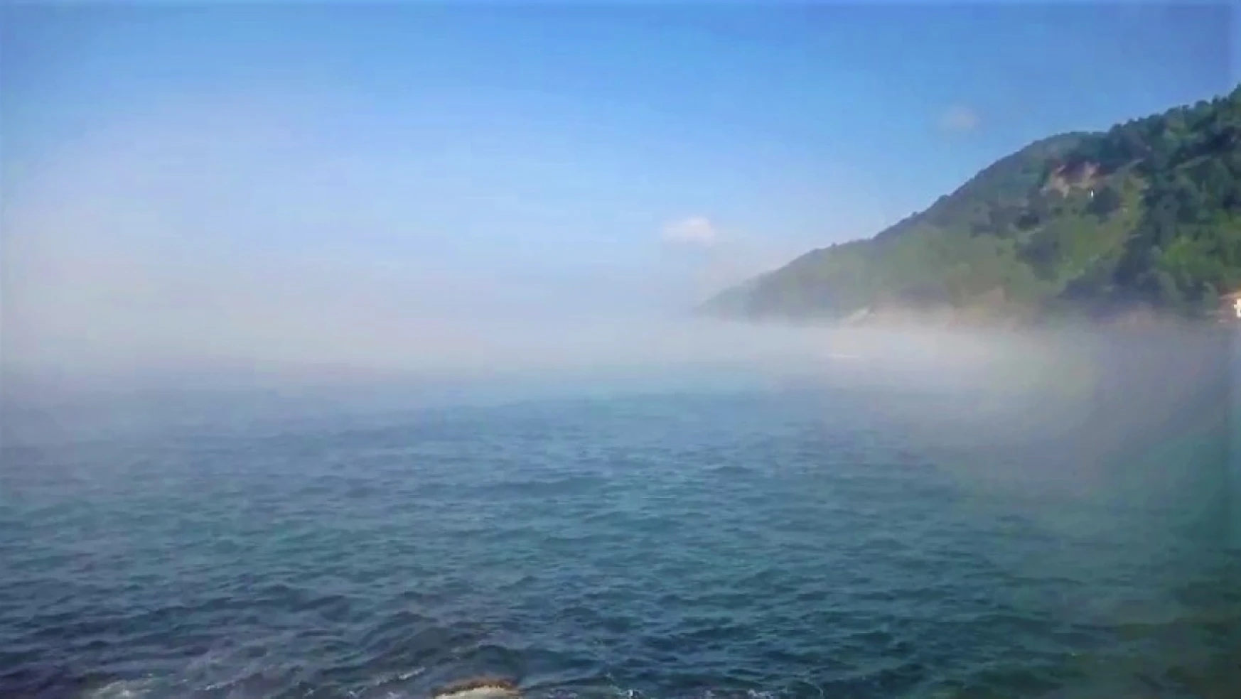 Deniz üzerinde sis bulutları oluştu