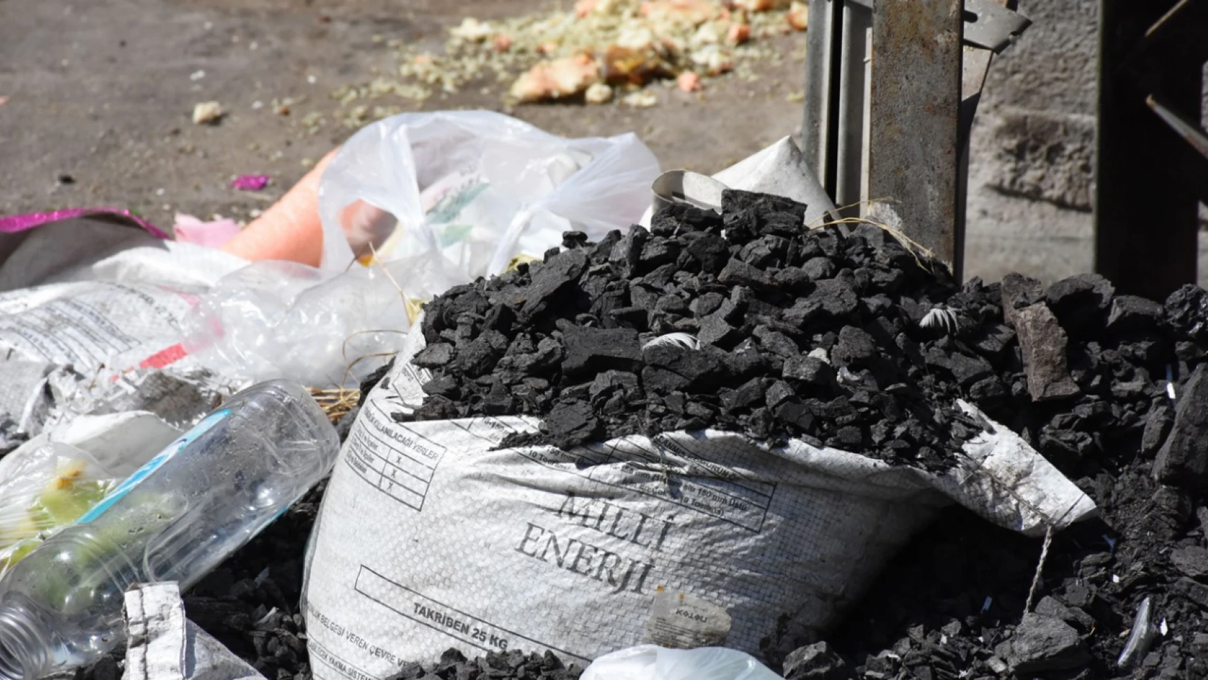 İhtiyaç sahiplerine ücretsiz verilen kömürler çöpe atıldı