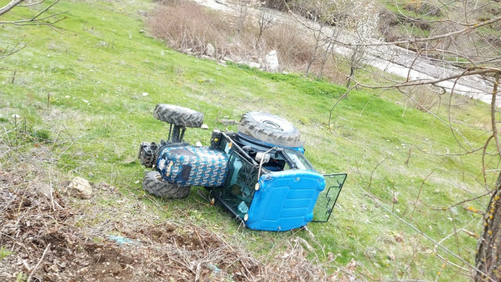 Tarlada devrilen traktörün sürücüsü yaralandı